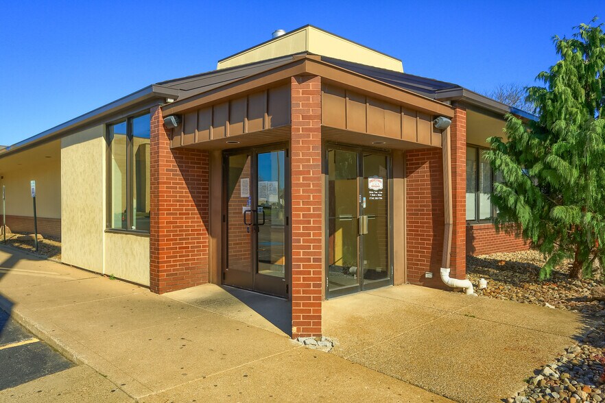 More Photos Of 100 W Washington St, New Castle Restaurant For Lease