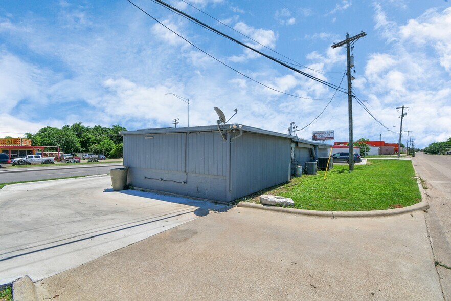 More Photos Of 1400-1402 S Texas Ave, Bryan General Retail For Sale