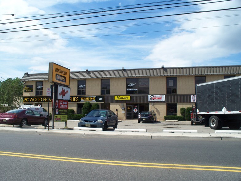 Primary Photo Of 601-605 Union Blvd, Totowa Showroom For Lease