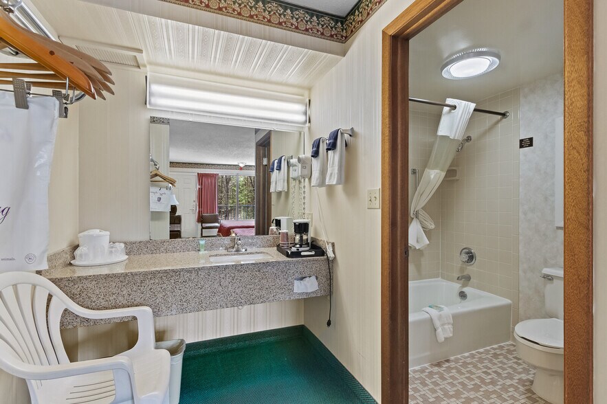 More Photos Of 110 Huntsville Rd, Eureka Springs Hotel For Sale