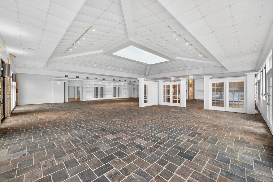 More Photos Of 3105 Cypress Creek Pky, Houston Freestanding For Lease