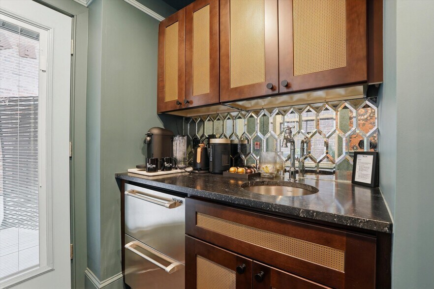 More Photos Of 140 N 2nd St, Philadelphia Hotel For Sale