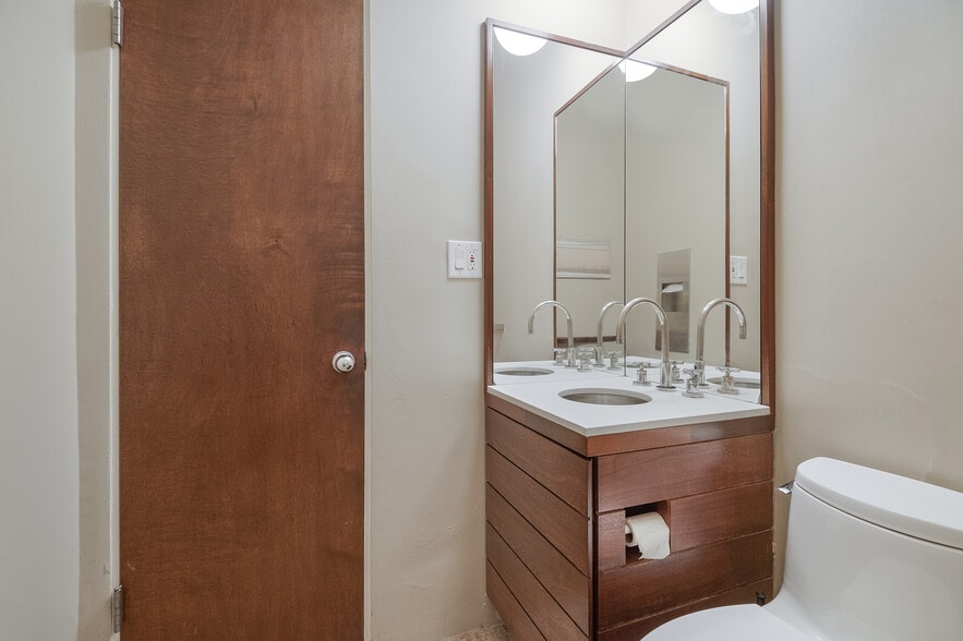 More Photos Of 503 Boccaccio Ave, Venice Loft Creative Space For Lease