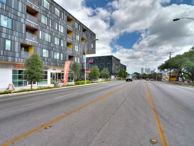 More Photos Of 1106 S 8th St, Austin General Retail For Lease