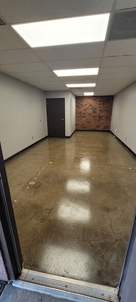 More Photos Of 1904 E Spruce St, Olathe Warehouse For Lease