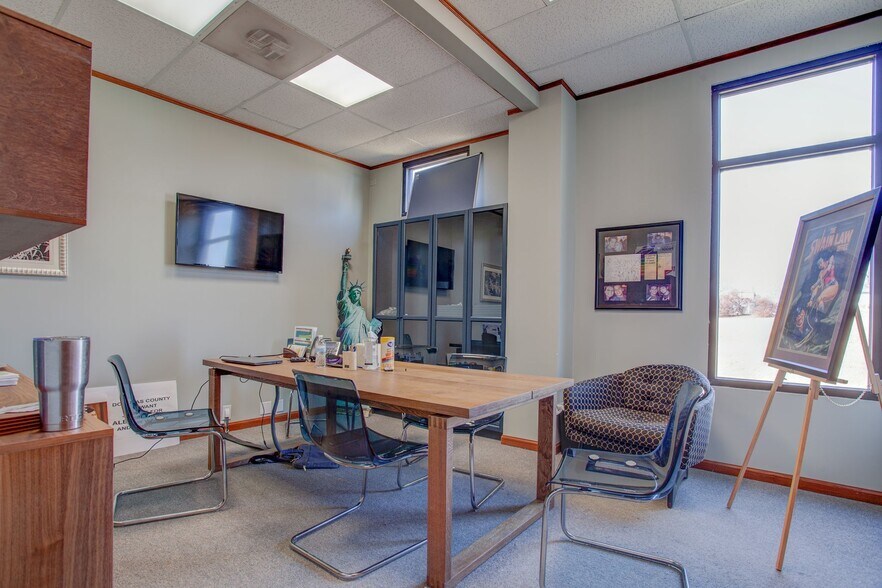 More Photos Of 2311 Wakarusa Dr, Lawrence Freestanding For Lease