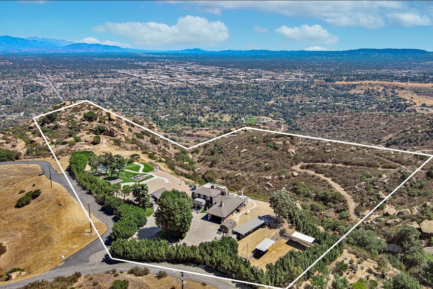 Primary Photo Of 10200 Lilac Ln, Simi Valley Specialty For Sale