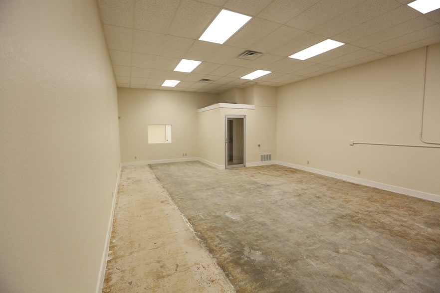 More Photos Of 5426-5440 Schertz Rd, San Antonio Flex For Lease