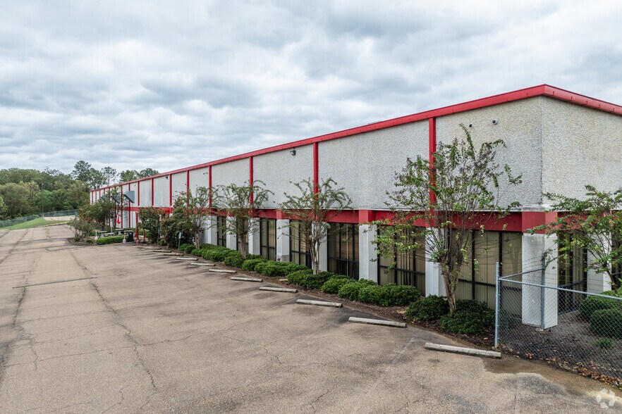 More Photos Of 190 NW Industrial Pky, Jackson Manufacturing For Sale