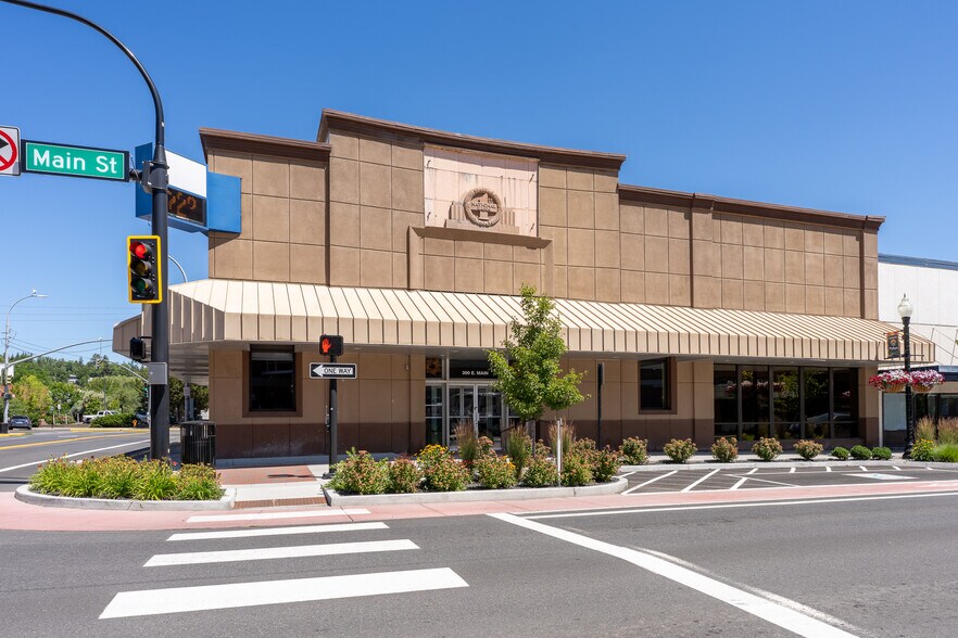 More Photos Of 300 E Main St, Pullman Bank For Sale