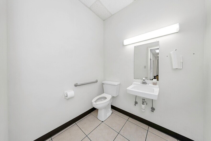 More Photos Of 655 N Indiana Ave, Englewood Medical For Sale