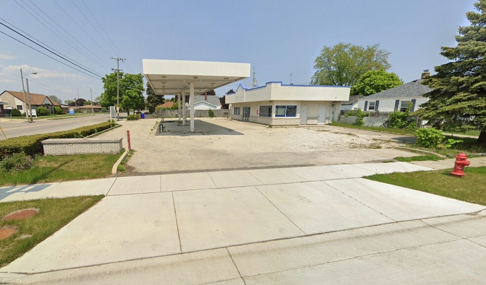 Primary Photo Of 2619 22nd Ave, Kenosha Convenience Store For Sale