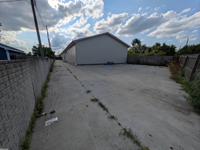 More Photos Of 35850 Utica Rd, Clinton Township General Retail For Sale