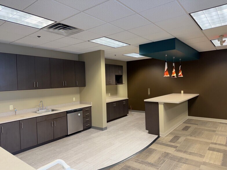 More Photos Of 10025 Valley View Rd, Eden Prairie Research And Development For Lease