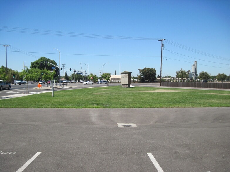 More Photos Of Hawkeye Ave @ Hawkeye Ave. & Hwy. 99, Turlock Unknown For Lease
