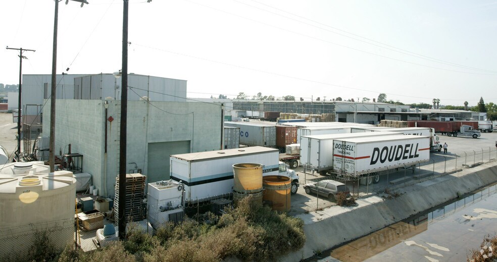 More Photos Of 2966 E Victoria St, Compton Warehouse For Lease