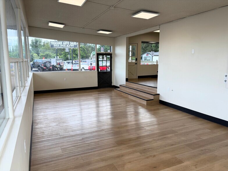 More Photos Of 20105 McLoughlin Blvd, Gladstone Freestanding For Lease