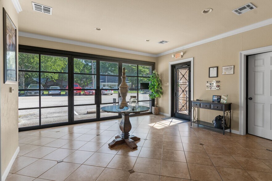 More Photos Of 108 E Hill St, Keller Office For Sale