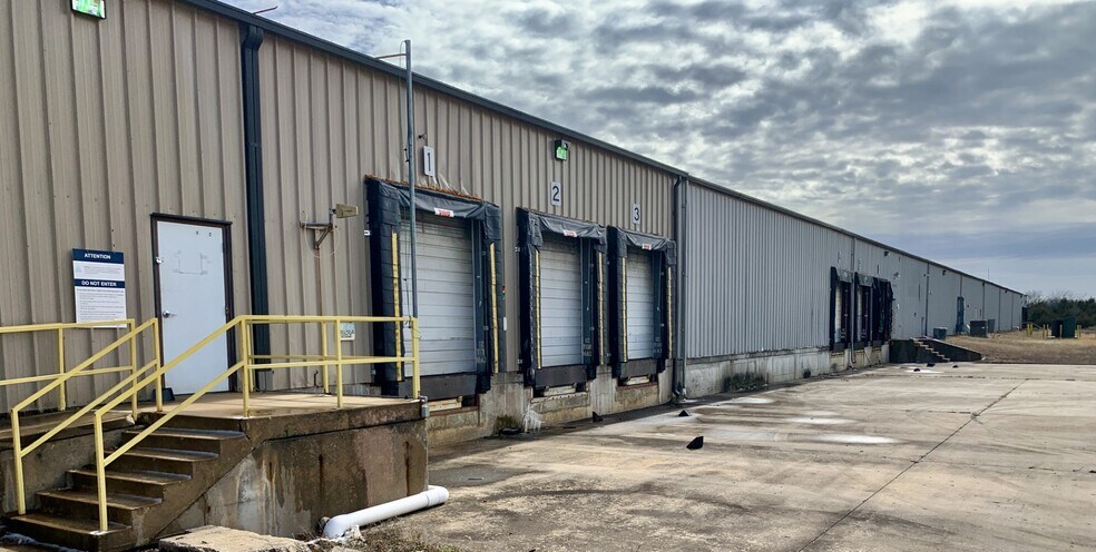 More Photos Of 5725 Howard Bush Dr, Neosho Distribution For Lease