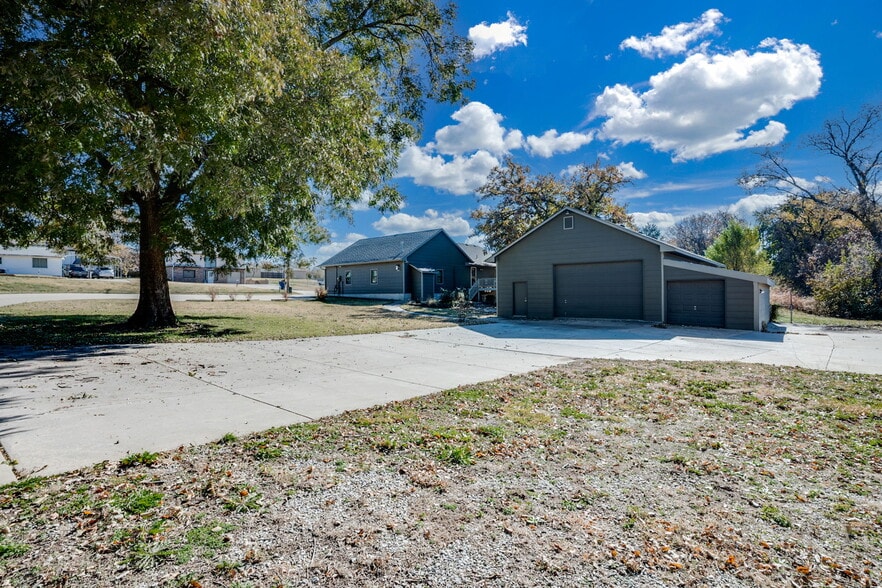 More Photos Of 121 S Water St, Derby Office For Sale