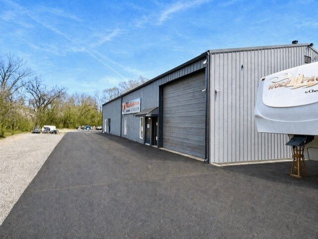 More Photos Of 10139 Kaw Dr, Edwardsville Warehouse For Lease