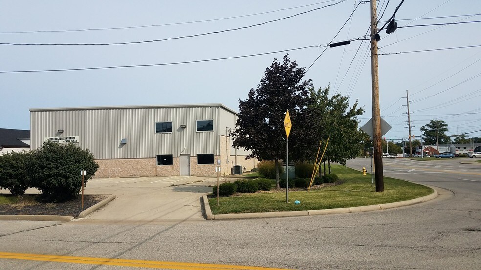 More Photos Of 10691 Kenwood Rd, Cincinnati Showroom For Lease