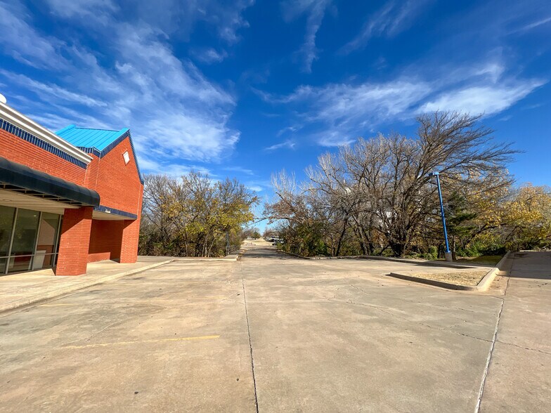More Photos Of 5959 NW Expressway St, Oklahoma City Freestanding For Lease