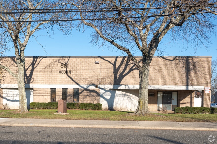 More Photos Of 561 Acorn St, Deer Park Warehouse For Lease