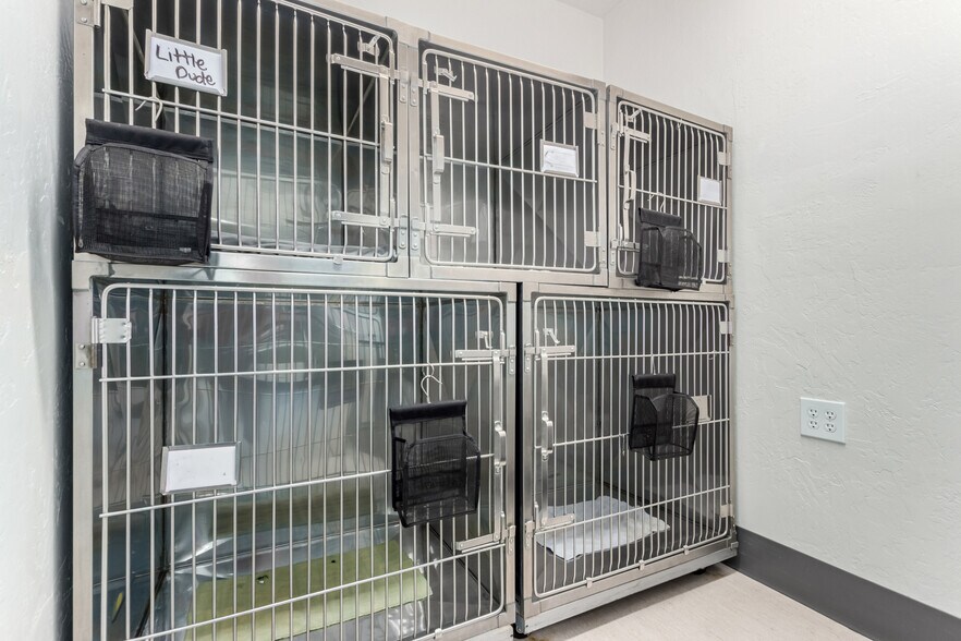 More Photos Of 20 W Dunlap Rd, Phoenix Veterinarian Kennel For Sale