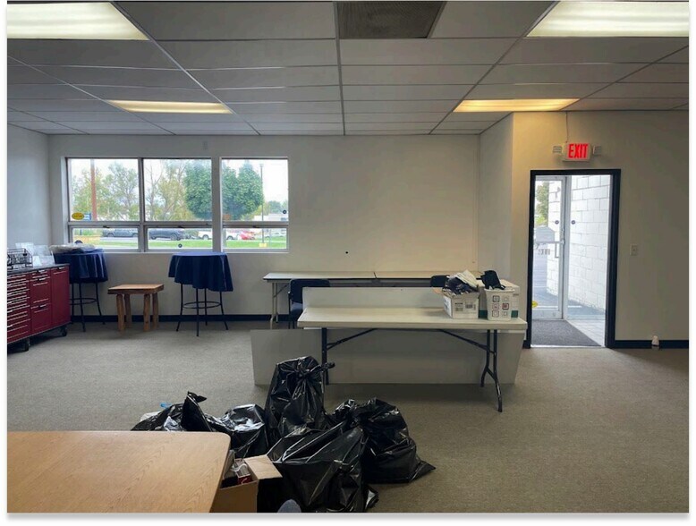 More Photos Of 114-118 Boss Rd, Mattydale Showroom For Lease