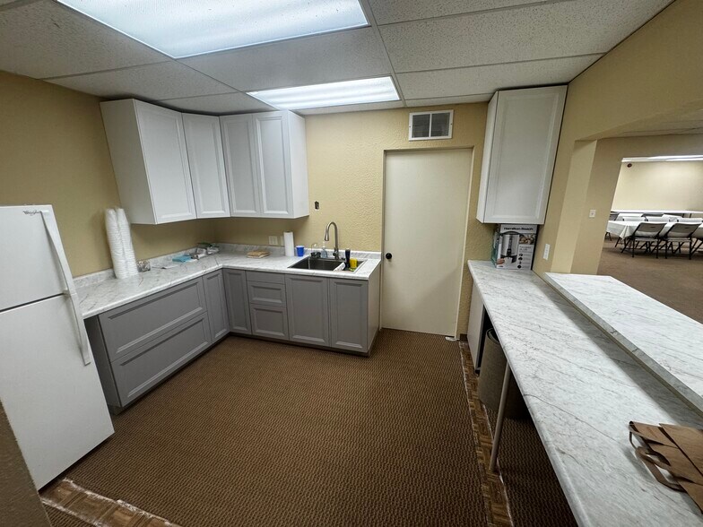 More Photos Of 7445 University Ave, Des Moines Medical For Sale