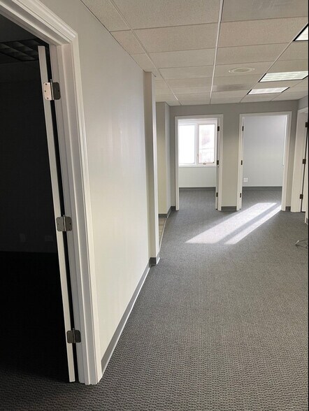 More Photos Of 110 S Hager Ave, Barrington Office For Lease