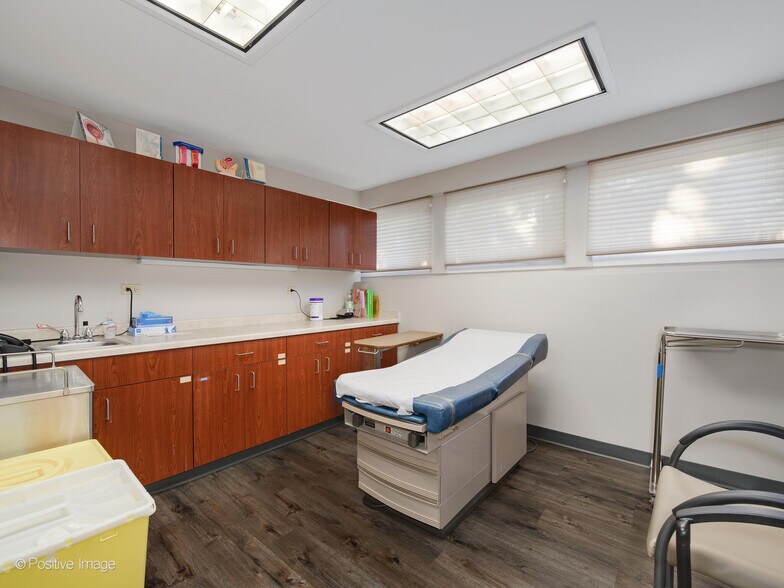 More Photos Of 9631 Gross Point Rd, Skokie Medical For Sale
