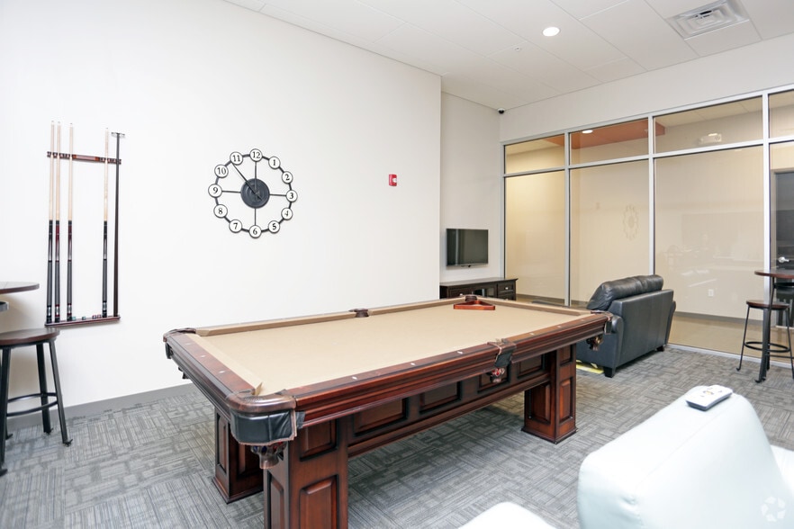 More Photos Of 5465 George M Mills Civic Pky, West Des Moines Unknown For Lease