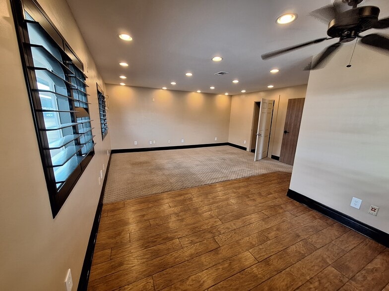 More Photos Of 2813 Hanger Way, Bakersfield Airplane Hangar For Lease