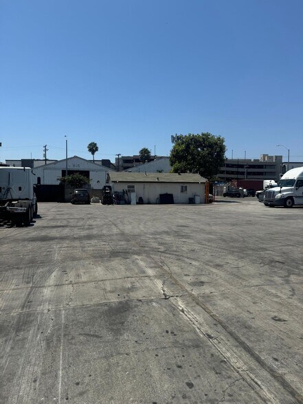 More Photos Of 10986 Vulcan St, South Gate Contractor Storage Yard For Sale