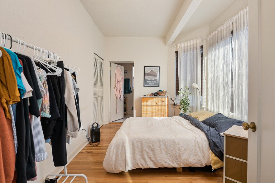 More Photos Of 1010 N 45th St, Seattle Apartments For Sale