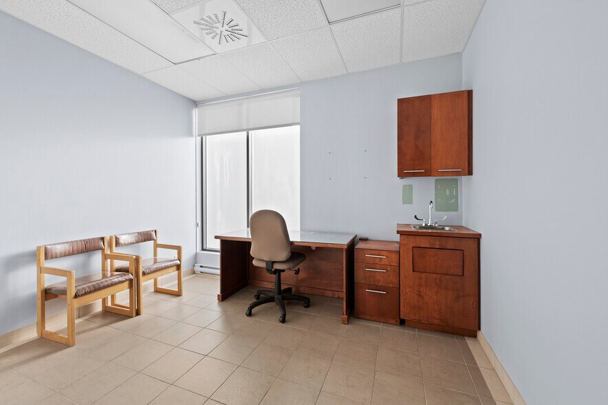 More Photos Of 84 Rue Court, Granby Medical For Sale