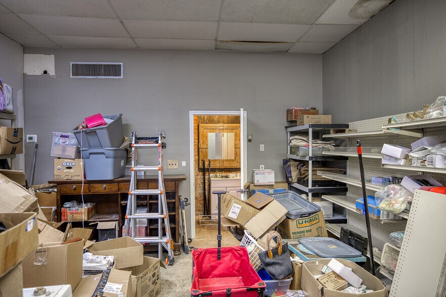 More Photos Of 307 E Goliad Ave, Crockett Storefront For Sale