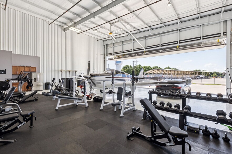 More Photos Of 15809 Addison Rd, Addison Airplane Hangar For Sale