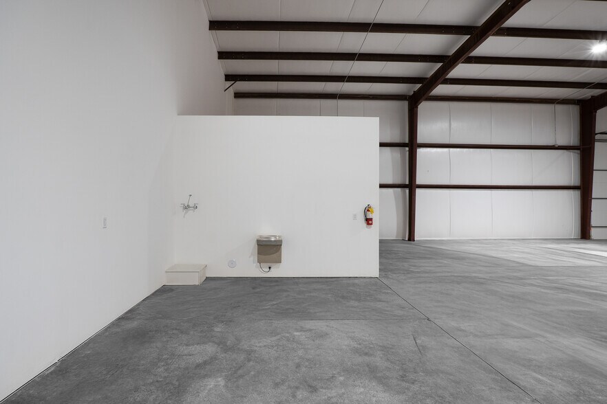 More Photos Of 925 Regional Rd park, Hurricane Industrial For Lease