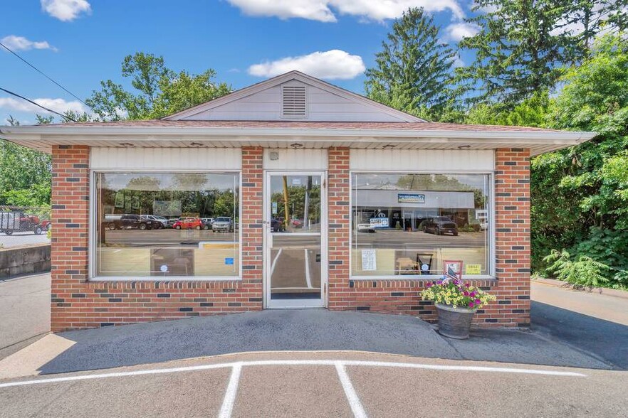 Primary Photo Of 90 S Broad St, Meriden Restaurant For Sale