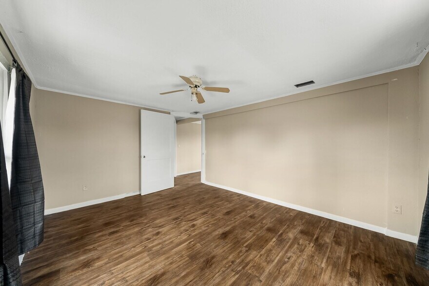 More Photos Of 2900 E 5th St, Panama City Restaurant For Sale