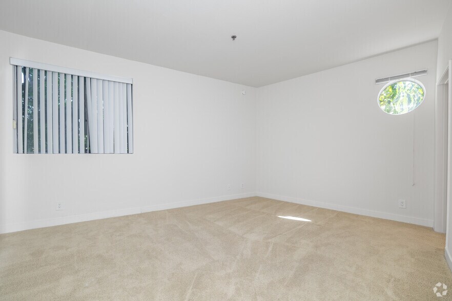 More Photos Of 740 S Burnside Ave, Los Angeles Apartments For Sale