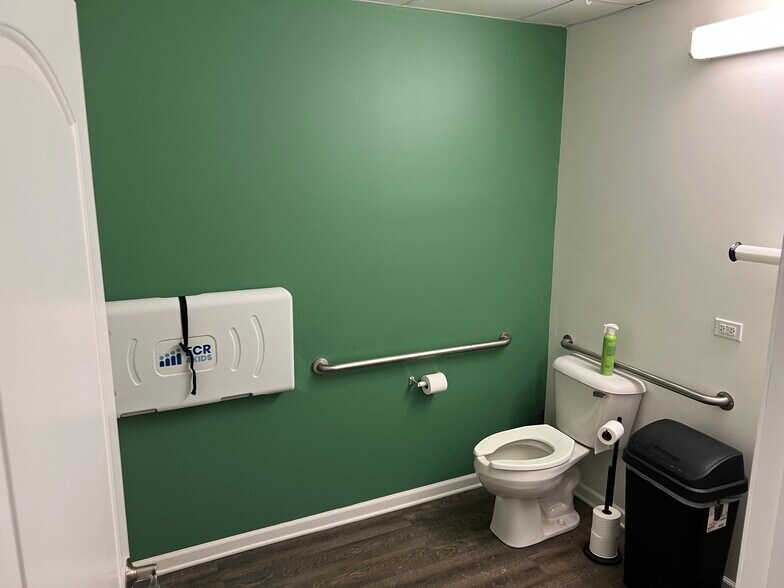 More Photos Of 1118 N Green St, McHenry Apartments For Lease