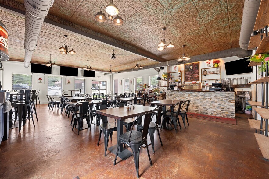More Photos Of 629 W Main St, Yukon General Retail For Lease
