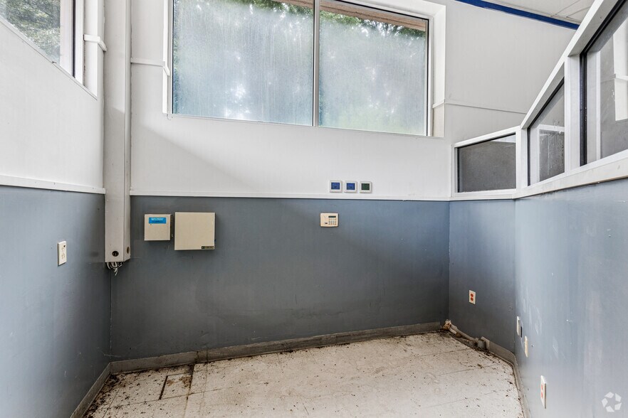 More Photos Of 3059 Washington Rd, East Point Freestanding For Sale