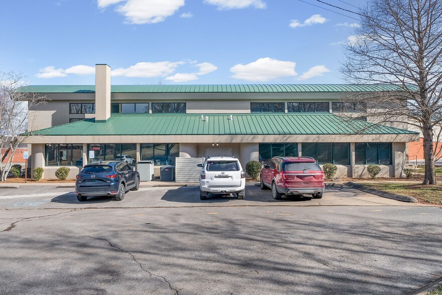 More Photos Of 112 Center Ct, Clarksville Office Residential For Sale