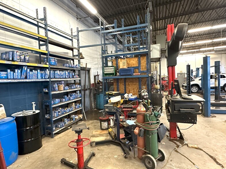 More Photos Of 1983 Pawlisch Dr, Rockford Auto Repair For Sale