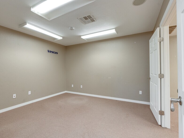 More Photos Of 122 N Hickory, Roff Flex For Sale